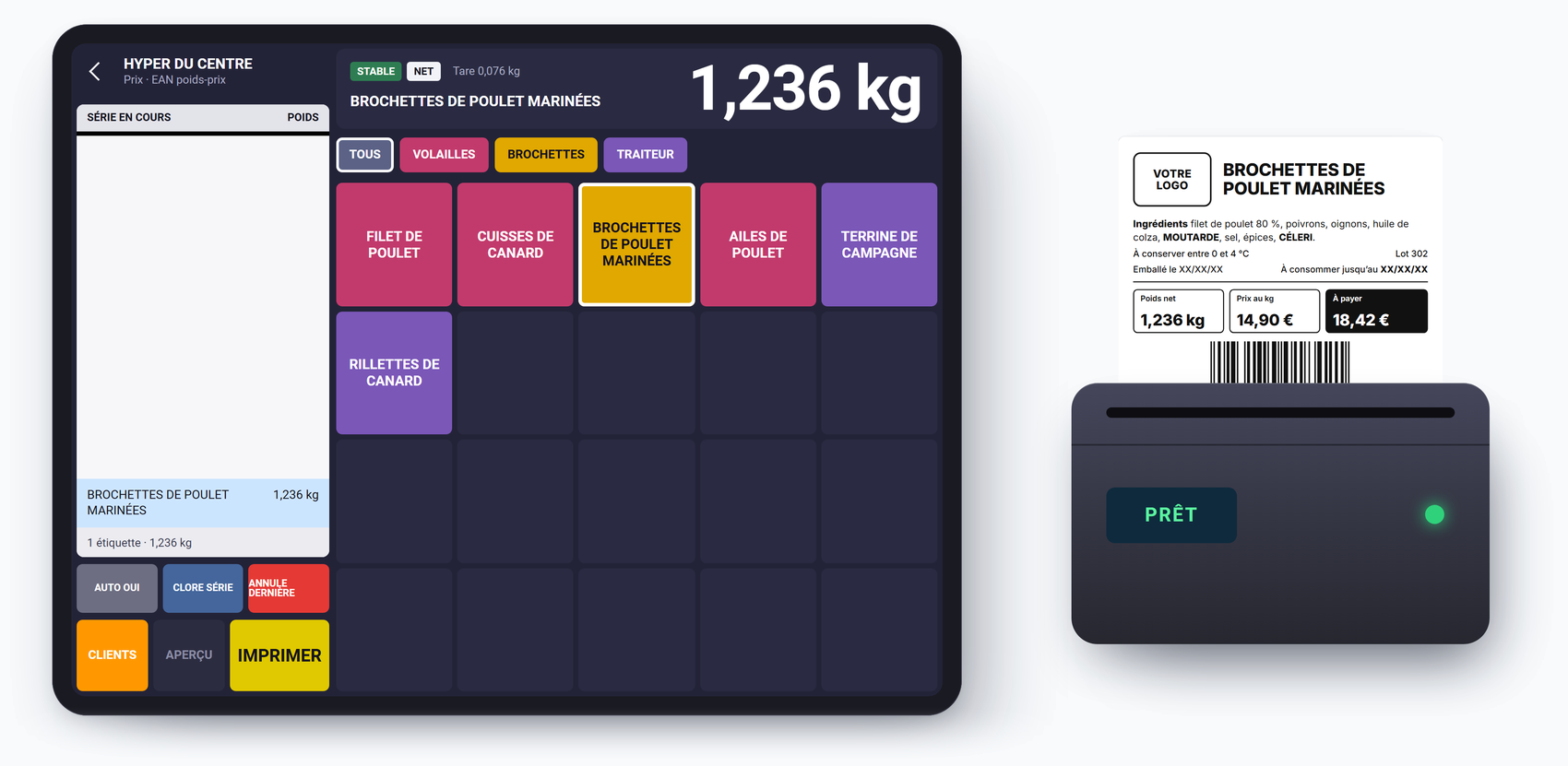 La tablette de pesée affiche 1,236 kg sur des brochettes de poulet, et l'étiquette sort de l'imprimante